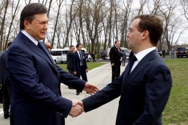 Фото 2 — Медведев и Янукович приняли участие траурной церемонии годовщины аварии на ЧАЭС