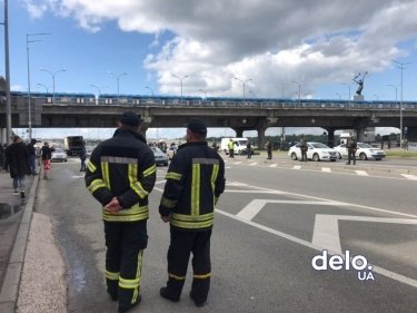 Фото 2 — Задержанный минер угрожал взорвать мост Метро в Киеве муляжом взрывного устройства (ФОТО)