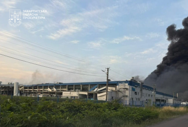 Фото 15 — РФ атаковала американский завод по производству электроники в Мукачево, 15 раненых