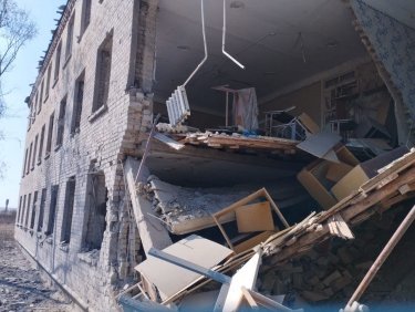 Фото 6 — Оккупанты обстреляли Бериславский район: разрушен сельский лицей, в городе повреждено 15 домов (ФОТО)