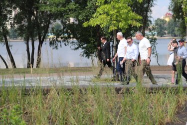 Фото 3 — 600 тисяч євро від Вільнюса: на Оболоні відкрили сквер та новий пішохідний міст