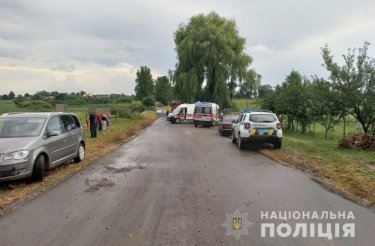 Фото 3 — ДТП на Волыни: легковушка врезалась в дерево, погибли три человека (ФОТО)