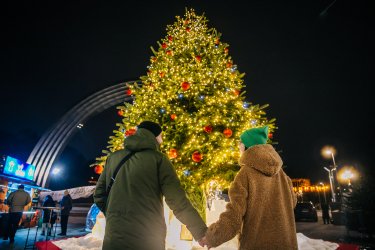 Фото 7 — У Києві біля Арки Дружби народів створили гарну різдвяну локацію (ФОТО)