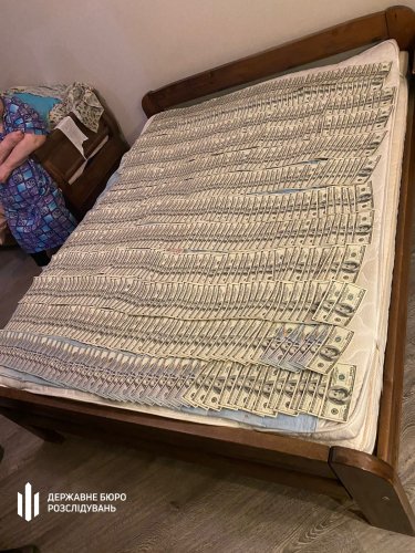 Фото 7 — ГБР показало задержание таможенника, требовавшего взятки за экспорт зерна через порт Черноморска (ФОТО)