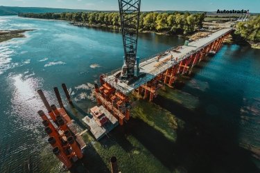 Фото 4 — Між Україною та Молдовою добудовують тимчасовий міст через Дністер: що вже зробили (ФОТО)