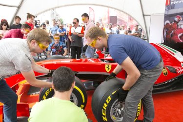 Фото 4 — Пилот Формулы 1 и Shell презентовали в Киеве обновленное топливо с технологией Dynaflex