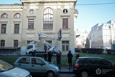 Фото 2 — В Черновцах демонтировали бюст Пушкина со здания драмтеатра (ФОТО)