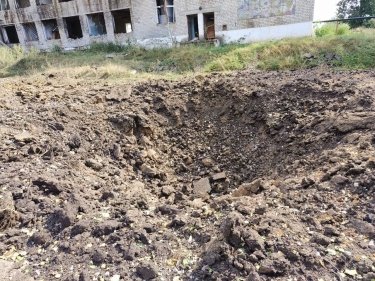 Фото 3 — Россияне нанесли удары управляемыми авиабомбами по Харьковщине: пострадало здание школы (ФОТО)