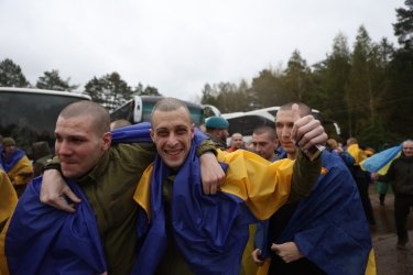 Фото 5 — Украина вернула домой из плена 205 военных и гражданских (ФОТО)