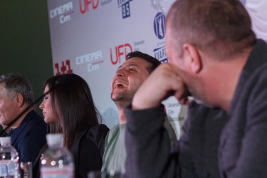 Фото 3 — Владимир Зеленский и "Квартал 95" сняли фильм, опоздавший на 10 лет — о "Слуге народа 2"