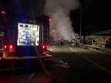 Фото 2 — В Киеве столкнулись фура и легковушка, погибли три человека (ФОТО, ВИДЕО)
