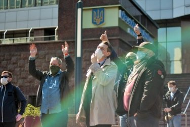 Фото 3 — В Киеве под стенами суда устроили zoom-пикет против братьев Суркисов (ФОТО)