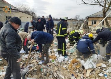 Фото 12 — В селе к югу от Киева из-за обстрела погибли пять человек, разрушены дома (ФОТО)