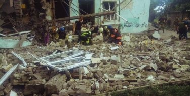 Фото 4 — Россияне атаковали здание в Лисичанске, где прятались люди: есть погибшие