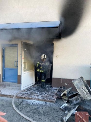 Фото 2 — В Киеве на Позняках горела гимназия: эвакуировали 1,5 тысячи детей (ФОТО)