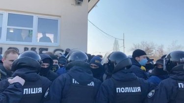 Фото 14 — Во Львове "Нацкорпус" устроил столкновения с полицией на предприятии Козака (ФОТО, ВИДЕО)