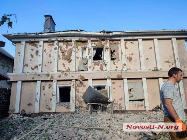 Фото 7 — В Николаеве российским обстрелом разрушено общежитие (ФОТО, ВИДЕО)