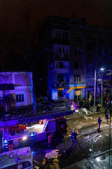 Фото 7 — РФ атаковала Харьков ракетами, попав в гостиницу Kharkiv Palace и жилой дом: 28 пострадавших (ФОТО)