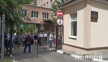 Фото 2 — В Харькове местные подрались с полицейскими из-за больных коронавирусом (ФОТО, ВИДЕО)
