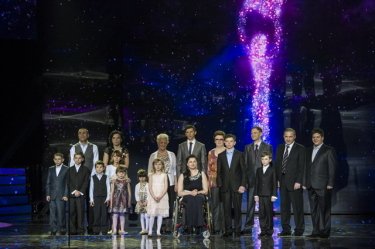 Фото 2 — "Народным героем -2011" стала семья, усыновившая семь ВИЧ-позитивных детей (ФОТО)