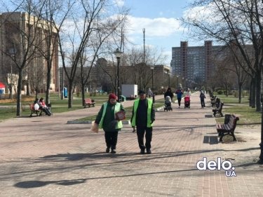 Фото 6 — Безлюдный центр и праздник жизни в спальном районе: как киевляне соблюдают карантин (ФОТО)