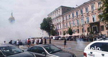 Фото 3 — Стоп коррупция в судах: около здания киевской полиции жгут файеры (ФОТО)