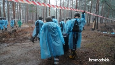 Фото 18 — В массовом захоронении в Изюме обнаружили 450 замученных тел, Зеленский анонсировал "страшное возмездие" (ФОТО)