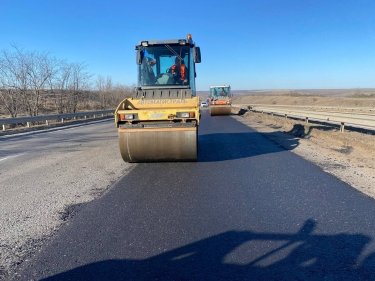 Фото 2 — Акцент на міжнародних та національних трасах: як проходить ремонт доріг в Україні