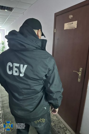 Фото 6 — СБУ та НАБУ піймали на хабарі одеську суддю, яка любить все зелене (ФОТО)