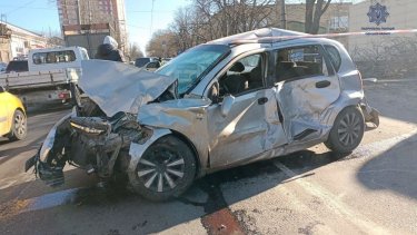 Фото 6 — У центрі Одеси автобус "Гюнсела" з пасажирами влетів у мотосалон: водій знепритомнів і помер (ФОТО, ВІДЕО)
