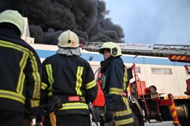 Фото 2 — Пожежа на заводі Flex триває другу добу. Американська торговельна палата звертається до Трампа, а влада виділяє кошти