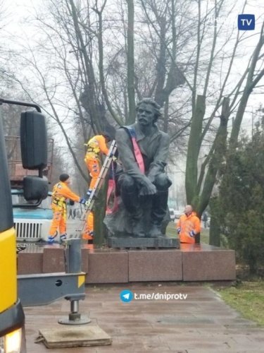 Фото 5 — В Днепре демонтировали памятники Горькому и Чкалову (ФОТО)