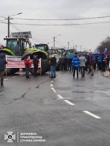 Фото 6 — Румунські фермери заблокували ще один пункт пропуску: тепер - на кордоні з Закарпаттям