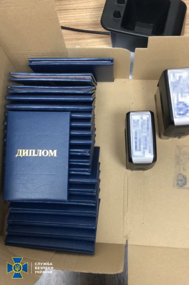 Фото 5 — Помогали россиянам "трудоустроиться" в странах ЕС: в Киеве разоблачили масштабную схему продажи поддельных документов