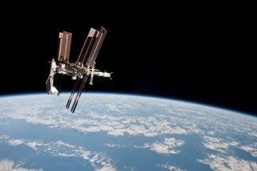 Фото 2 — NASA показали уникальные фотографии шаттла Endeavour и МКС