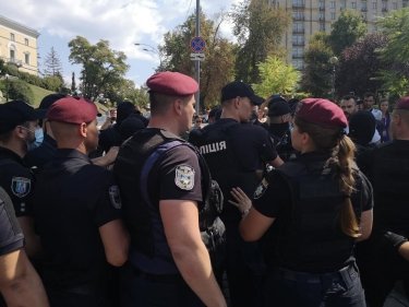 Фото 24 — В Киеве разгромили скандальную выставку на Аллее Небесной Сотни: есть задержанные (ФОТО)