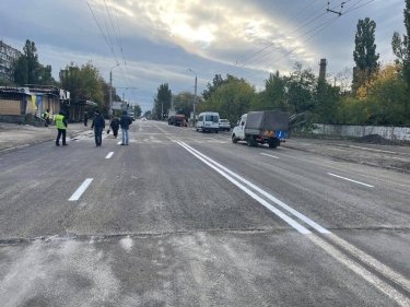 Фото 3 — У Дніпрі менш ніж за добу відремонтували величезну вирву від російської ракети (ФОТО)