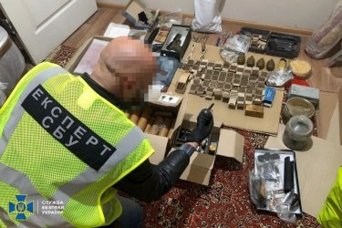Фото 4 — Под Киевом хранили взрывчатку и оружие для возможной продажи криминалитету: пойманы двое