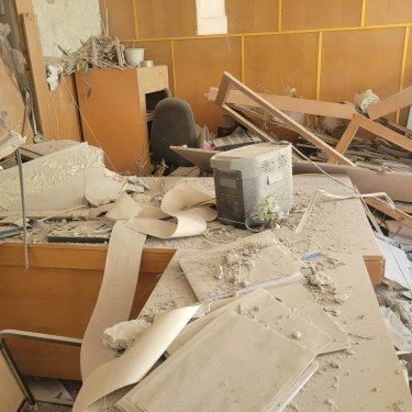Фото 4 — Войска РФ обстреляли здание поссовета под Запорожьем, есть пострадавшие (ФОТО)