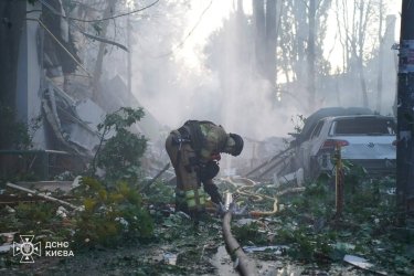 Фото 6 — У Києві внаслідок атаки РФ щонайменше шестеро загиблих, пошкоджено один із виходів станції метро, КПІ та КНЕУ