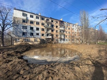 Фото 3 — В Херсоне снаряд прилетел во двор многоквартирного дома: на месте попадания образовалась воронка