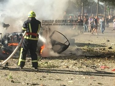 Фото 3 — В Днепре взорвали автомобиль: погибли два человека (ФОТО, ВИДЕО)