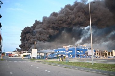 Фото 6 — РФ атаковала американский завод по производству электроники в Мукачево, 15 раненых