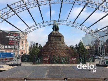 Фото 5 — Новый год в Киеве: главную елку страны уже нарядили (ФОТО)