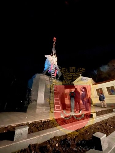 Фото 6 — В Одесі знесли пам'ятники Катерині ІІ та Суворову (ФОТО)