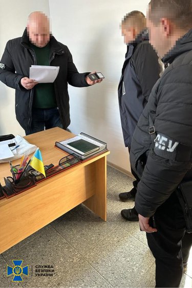 Фото 2 — Злоупотребления на Житомирской таможне: 5 инспекторов таможенного поста получили подозрения (ФОТО)