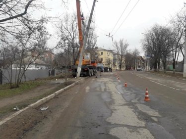 Фото 3 — В Мариуполе городской автобус врезался в столб (ФОТО, ВИДЕО)