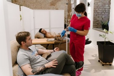 Фото 3 — Після вечірки — на крапельницю: як і чому в Україні набирає популярності інфузійна терапія