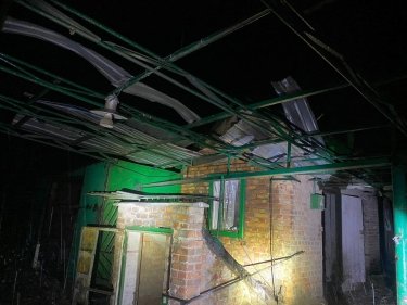 Фото 6 — В ОВА показали последствия ночного обстрела Никополя (ФОТО)