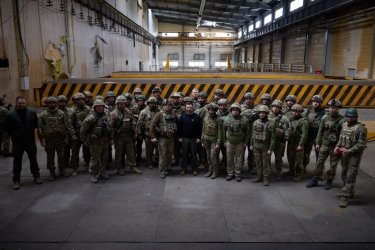 Фото 2 — Зеленський приїхав на передову у Донецьку область та нагородив захисників (ФОТО, ВІДЕО)